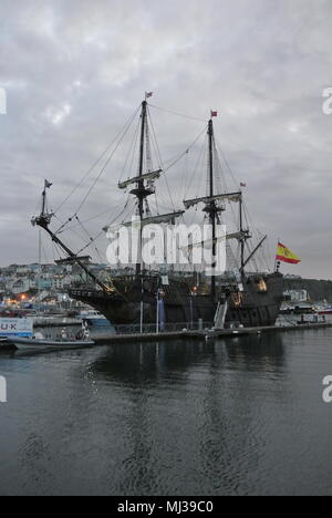 El Galeon Andalucia ormeggiata in Brixham porto esterno, Devon, Inghilterra, Regno Unito Foto Stock