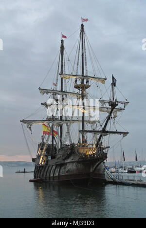 El Galeon Andalucia ormeggiata in Brixham porto esterno, Devon, Inghilterra, Regno Unito Foto Stock