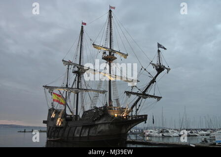 El Galeon Andalucia ormeggiata in Brixham porto esterno, Devon, Inghilterra, Regno Unito Foto Stock