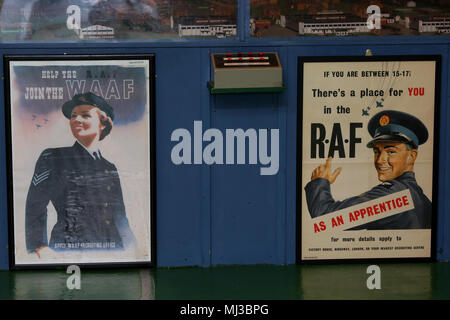 Vecchio RAF poster di assunzione nella foto a Tangmere Aviation Museum, West Sussex, Regno Unito. Foto Stock