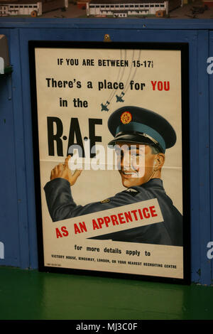 Vecchio RAF poster di assunzione nella foto a Tangmere Aviation Museum, West Sussex, Regno Unito. Foto Stock