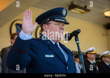 Maxwell AFB, Ala. - in pensione il Tenente Generale Charles verde, ex Air Force chirurgo generale, viene aspirata nell'Officer Training School Distinguished Alumni Association durante il 18-02 classe parata di graduazione, Febbraio 9, 2018. (US Air Force raccolta immagini per celebrare il coraggio di impegno di dedizione e di sacrificio di U.S. Forze Armate e personale civile. Foto Stock