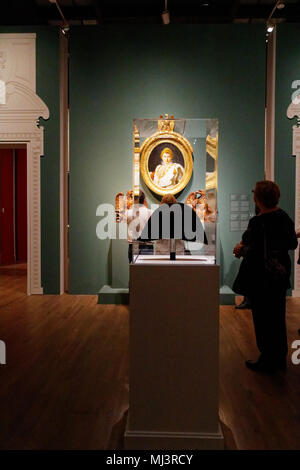 Le persone che cercano a Napoleone due monopolizzato il cappello in un display a Montreal Fine Art Museum Foto Stock