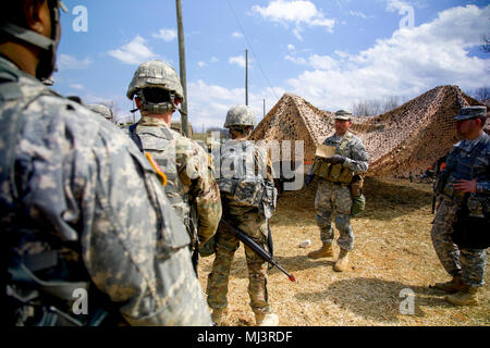 Stati Uniti La riserva di esercito di soldati ricevono una breve sicurezza durante il combattimento Supporto Formazione Esercizio (CSTX) a Fort Knox, Kentucky, Marzo 17, 2018. CSTX 2018 garantisce la riserva di esercito di unità sono addestrati e pronto per la distribuzione con breve preavviso e portare in grado, pronti per il combattimento e potenza di fuoco letale a sostegno dell'esercito e ai nostri partner in tutto il mondo. (U.S. Immagine dell'esercito collezione che celebra il coraggio di impegno di dedizione e di sacrificio di U.S. Forze Armate e personale civile. Foto Stock