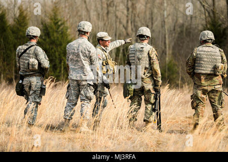 Stati Uniti La riserva di esercito di soldati ricevere istruzioni sulla navigazione terrestre durante il combattimento Supporto Formazione Esercizio (CSTX) a Fort Knox, Kentucky, Marzo 17, 2018. CSTX 2018 garantisce la riserva di esercito di unità sono addestrati e pronto per la distribuzione con breve preavviso e portare in grado, pronti per il combattimento e potenza di fuoco letale a sostegno dell'esercito e ai nostri partner in tutto il mondo. (U.S. Immagine dell'esercito collezione che celebra il coraggio di impegno di dedizione e di sacrificio di U.S. Forze Armate e personale civile. Foto Stock