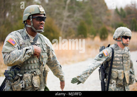 Stati Uniti Esercito di soldati di riserva per saperne di segnali visivi durante il combattimento Supporto Formazione Esercizio (CSTX) a Fort Knox, Kentucky, Marzo 17, 2018. CSTX 2018 garantisce la riserva di esercito di unità sono addestrati e pronto per la distribuzione con breve preavviso e portare in grado, pronti per il combattimento e potenza di fuoco letale a sostegno dell'esercito e ai nostri partner in tutto il mondo. (U.S. Immagine dell'esercito collezione che celebra il coraggio di impegno di dedizione e di sacrificio di U.S. Forze Armate e personale civile. Foto Stock