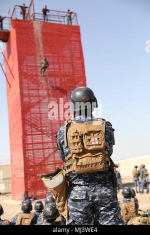 Un iracheno polizia federale degli Stati orologi uno studente borsista rappel giù una torre durante il corso di formazione di Camp Dublin, Iraq, Marzo 20, 2018. Questo corso di formazione è parte di funzionamento inerenti risolvere la coalizione globale della campagna militare per sconfiggere ISIS in Iraq. (U.S. Immagine dell'esercito collezione che celebra il coraggio di impegno di dedizione e di sacrificio di U.S. Forze Armate e personale civile. Foto Stock