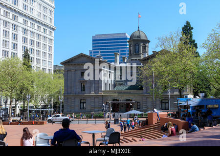 Portland, Oregon, Stati Uniti d'America - 26 Aprile 2018 : Pioneer Courthouse Square in Portalnd, Oregon Foto Stock