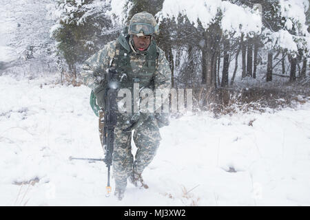 Stati Uniti La riserva di esercito di Spc. Durrell Jones, del 982nd combattere la società della fotocamera (airborne), conduce i movimenti tattici durante il combattimento Supporto Formazione Esercizio (CSTX) a Fort Knox, Kentucky, Marzo 21, 2018. CSTX è un combattimento a sostenere la formazione di esercizio che garantisce la riserva di esercito di unità sono addestrati e pronti per la distribuzione a breve preavviso e portare in grado, combattere-ready, e letale Fuoco a sostegno dell'esercito e ai nostri partner in tutto il mondo. (U.S. Immagine dell'esercito collezione che celebra il coraggio di impegno di dedizione e di sacrificio di U.S. Forze Armate e personale civile. Foto Stock