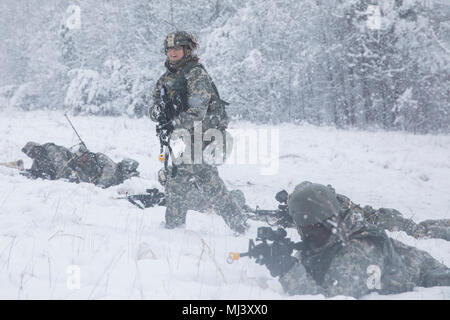 Stati Uniti La riserva di esercito 1Lt. Macy Augello, del 982nd combattere la società della fotocamera (airborne), avanza durante il combattimento Supporto Formazione Esercizio (CSTX) a Fort Knox, Kentucky, Marzo 21, 2018. CSTX è un combattimento a sostenere la formazione di esercizio che garantisce la riserva di esercito di unità sono addestrati e pronti per la distribuzione a breve preavviso e portare in grado, combattere-ready, e letale Fuoco a sostegno dell'esercito e ai nostri partner in tutto il mondo. (U.S. Immagine dell'esercito collezione che celebra il coraggio di impegno di dedizione e di sacrificio di U.S. Forze Armate e personale civile. Foto Stock