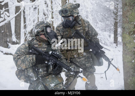 Stati Uniti La riserva di esercito di soldati del 982nd combattere la società della fotocamera (airborne), discutere il movimento durante il combattimento Supporto Formazione Esercizio (CSTX) a Fort Knox, Kentucky, Marzo 21, 2018. CSTX è un combattimento a sostenere la formazione di esercizio che garantisce la riserva di esercito di unità sono addestrati e pronti per la distribuzione a breve preavviso e portare in grado, combattere-ready, e letale Fuoco a sostegno dell'esercito e ai nostri partner in tutto il mondo. (U.S. Immagine dell'esercito collezione che celebra il coraggio di impegno di dedizione e di sacrificio di U.S. Forze Armate e personale civile. Foto Stock