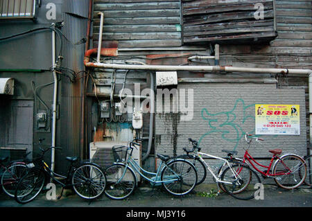 Biciclette su strada di Shinjuku, Giappone. Shinjuku è una città che si trova a Tokyo. La stazione è il più trafficato del mondo. Foto Stock