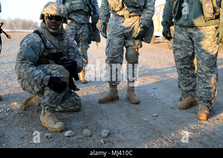 Stati Uniti La riserva di esercito Sgt. Leron Richards, con il combattimento 982nd fotocamera Company (airborne), conduce una prova di concetto seminatrice prima del convoglio operazioni durante il combattimento Supporto Formazione Esercizio (CSTX) a Fort Knox, Kentucky, Marzo 22, 2018. CSTX 2018 garantisce la riserva di esercito di unità sono addestrati e pronto per la distribuzione con breve preavviso e portare in grado, pronti per il combattimento e potenza di fuoco letale a sostegno dell'esercito e ai nostri partner in tutto il mondo. (U.S. Immagine dell'esercito collezione che celebra il coraggio di impegno di dedizione e di sacrificio di U.S. Forze Armate e personale civile. Foto Stock