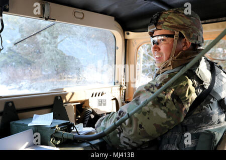 Stati Uniti La riserva di esercito Capt. Michael Miller, del 982nd combattere la società della fotocamera (airborne), agisce come il convoglio comandante durante il combattimento Supporto Formazione Esercizio (CSTX) a Fort Knox, Kentucky, Marzo 22, 2018. CSTX 2018 garantisce la riserva di esercito di unità sono addestrati e pronto per la distribuzione con breve preavviso e portare in grado, pronti per il combattimento e potenza di fuoco letale a sostegno dell'esercito e ai nostri partner in tutto il mondo. (U.S. Immagine dell'esercito collezione che celebra il coraggio di impegno di dedizione e di sacrificio di U.S. Forze Armate e personale civile. Foto Stock