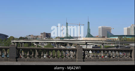 Portland, Oregon, Stati Uniti d'America - 27 Aprile 2018 : lo skyline di Portland visto da di Burnside ponte sul fiume Willamette Foto Stock