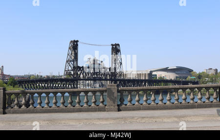 Portland, Oregon, Stati Uniti d'America - 27 Aprile 2018 : lo skyline di Portland visto da di Burnside ponte sul fiume Willamette Foto Stock