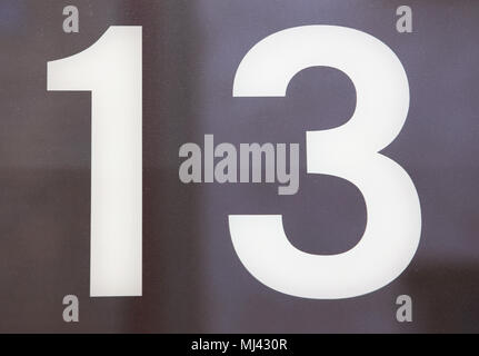 Numero 13 su una parete di vetro. Foto Stock