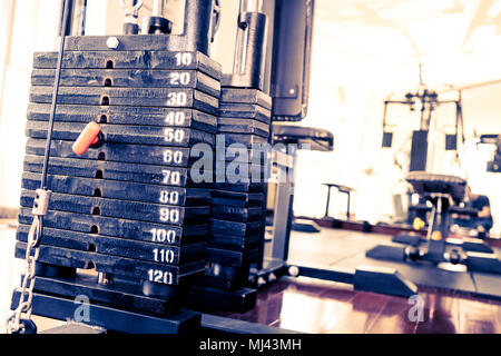 Peso di metallo sulla pila di allenamento fitness macchina Foto Stock