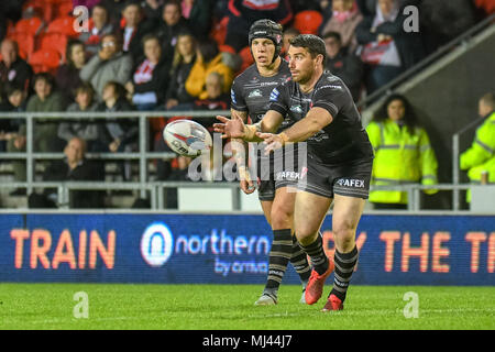 Il 3 maggio 2018, totalmente Wicked Stadium, St Helens, Inghilterra; Betfred Super League Rugby, Round 14, St Helens v Catalans Dragons; Matty Smith di St Helens incendi la palla fuori ampia Foto Stock