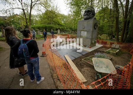 London, Londra, Regno Unito. Il 3 maggio, 2018. Persone di visualizzare la tomba di Karl Marx, che è in corso di ristrutturazione in vista del bicentenario della sua nascita, al cimitero di Highgate, a Londra, in Gran Bretagna il 3 maggio 2018. Credito: Tim Irlanda/Xinhua/Alamy Live News Foto Stock