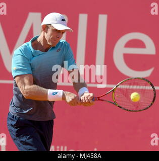 Lisbona, Portogallo. Il 3 maggio, 2018. Sud Africa Kevin Anderson restituisce la sfera durante il secondo turno match di Estoril Open torneo di tennis contro la Grecia Stefanos Tsitsipas in Cascais, nei pressi di Lisbona, Portogallo, 3 maggio 2018. Credito: Zhang Liyun/Xinhua/Alamy Live News Foto Stock