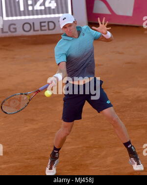 Lisbona, Portogallo. Il 3 maggio, 2018. Sud Africa Kevin Anderson restituisce la sfera durante il secondo turno match di Estoril Open torneo di tennis contro la Grecia Stefanos Tsitsipas in Cascais, nei pressi di Lisbona, Portogallo, 3 maggio 2018. Credito: Zhang Liyun/Xinhua/Alamy Live News Foto Stock