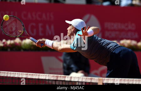 Lisbona, Portogallo. Il 3 maggio, 2018. Sud Africa Kevin Anderson restituisce la sfera durante il secondo turno match di Estoril Open torneo di tennis contro la Grecia Stefanos Tsitsipas in Cascais, nei pressi di Lisbona, Portogallo, 3 maggio 2018. Credito: Zhang Liyun/Xinhua/Alamy Live News Foto Stock