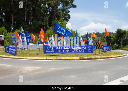 Sandakan, Malaysia. Il 4 maggio, 2018. Partito politico bandiere durante la Malaysia elezioni nazionali 2018 in Sandakan, Sabah, Malaysia. Credito: Mike Kahn Credit: Stock verde Media/Alamy Live News Foto Stock