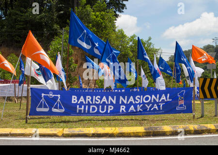 Sandakan, Malaysia. Il 4 maggio, 2018. Partito politico bandiere durante la Malaysia elezioni nazionali 2018 in Sandakan, Sabah, Malaysia. Credito: Mike Kahn Credit: Stock verde Media/Alamy Live News Foto Stock