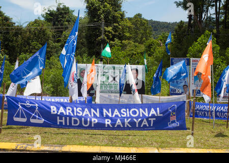 Sandakan, Malaysia. Il 4 maggio, 2018. Partito politico bandiere durante la Malaysia elezioni nazionali 2018 in Sandakan, Sabah, Malaysia. Credito: Mike Kahn Credit: Stock verde Media/Alamy Live News Foto Stock