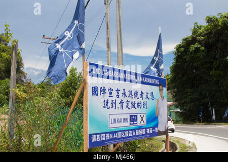 Sandakan, Malaysia. Il 4 maggio, 2018. Partito politico banner e bandiere durante la Malaysia elezioni nazionali 2018 in Sandakan, Sabah, Malaysia. Credito: Mike Kahn Credit: Stock verde Media/Alamy Live News Foto Stock