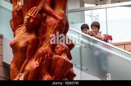 Hong Kong, Hong Kong, Cina. Il 4 maggio, 2018. HONG KONG, CINA - 04 Maggio 2018: pulizia annuale dell'artista danese Jens Galschiot è ''pilastro della vergogna" presso l'Università di Hong Kong Pok Fu Lam Hong Kong. La scultura è un memoriale al 1989 massacro di piazza Tiananmen e viene pulito dai membri dell'Alleanza di Hong Kong per patriottico i movimenti democratici in Cina partito politico annualmente un mese prima del 4 giugno anniversario. Il 2018 è il 29° anniversario dell'incidente. Studenti Cinesi fotografare la scultura. Credito: Jayne Russell/ZUMA filo/Alamy Live News Foto Stock