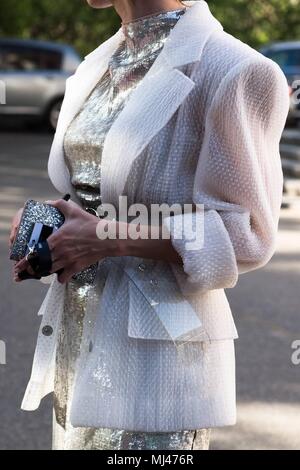 Tbilisi, Georgien. 03 Maggio, 2018. Un elegante showgoer frequentando Mercedes Benz Fashion Week Tbilisi in Georgia - 3 Maggio 2018 - Il Credit: Pista Manhattan | Verwendung weltweit/dpa/Alamy Live News Foto Stock