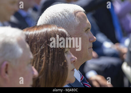 Washington, Stati Uniti d'America. 03 Maggio, 2018. Il Vicepresidente degli Stati Uniti Mike Pence e seconda lady Karen Pence guardare come presidente degli Stati Uniti Trump parla ad una giornata nazionale di preghiera evento nel Giardino delle Rose alla Casa Bianca a Washington il 3 maggio 2018. Credito: Alex Edelman/CNP | Utilizzo di credito in tutto il mondo: dpa/Alamy Live News Foto Stock