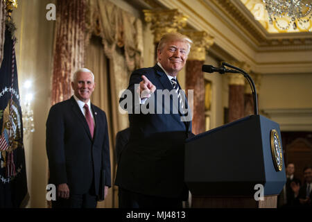 Washington, DC, Stati Uniti d'America. Il 2 maggio, 2018. Il Presidente degli Stati Uniti, Trump parla accanto al Vice Presidente Mike Pence, prima di Mike Pompeo, segretario di Stato degli Stati Uniti, è giurato in, presso il Dipartimento di Stato a Washington, DC, Stati Uniti, mercoledì 2 maggio, 2018. Credito: Al Drago/Piscina via CNP | Utilizzo di credito in tutto il mondo: dpa/Alamy Live News Foto Stock