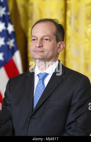 Washington, Stati Uniti d'America. 02Maggio, 2018. Segretario del lavoro Alexander Acosta si affaccia su durante il Maestro nazionale dell'anno cerimonia nella Sala Est della Casa Bianca di Washington, DC n Maggio 2, 2018. Credito: Alex Edelman/CNP | Utilizzo di credito in tutto il mondo: dpa/Alamy Live News Foto Stock