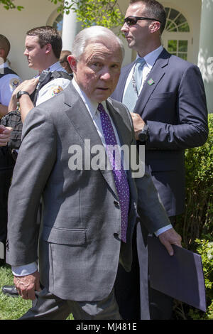 Washington, Stati Uniti d'America. 03 Maggio, 2018. Il procuratore generale Jeffrey sessioni esce dal Giardino di Rose dopo una giornata nazionale di preghiera evento presso la Casa Bianca a Washington il 3 maggio 2018. Credito: Alex Edelman/CNP | Utilizzo di credito in tutto il mondo: dpa/Alamy Live News Foto Stock