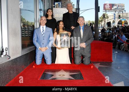 Mitch O'Farrell, Mila Kunis, Zoe Saldana, James Cameron, Leron Gubler alla cerimonia di induzione per la stella sulla Hollywood Walk of Fame per Zoe Saldana, Hollywood Boulevard, Los Angeles, CA Maggio 3, 2018. Foto Da: Michael Germana/Everett Collection Foto Stock