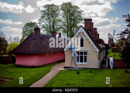 Thaxted, Essex, Regno Unito. Il 4 maggio, 2018. Thaxted gli ospizi di carità essendo decorate. Thaxted Essex England Regno Unito. 4 maggio 2018 un bucolic scena inglese come le antiche Thaxted gli ospizi di carità sono dipinte e decorate. Il gli ospizi di carità risalgono al XVII secolo. La bassa casa di paglia sulla sinistra noto come le Chantry è stato convertito da una casa di sacerdoti e trasformato in un singolo dewlling ny il Rev Conrad Noel negli anni venti. La piastrellata Almshouse sulla destra è stato costruito nel 1714 e utilizzato per alloggiare 16 persone anziane sotto un unico tetto in 1830. Credito: BRIAN HARRIS/Alamy Live News Foto Stock