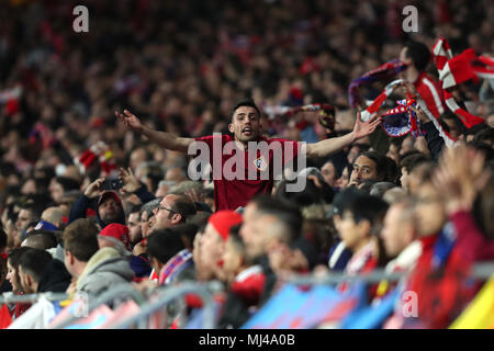 Madrid, Spagna. Il 3 maggio, 2018. Sostenitore di Atletico de Madrid cheers il suo team durante la UEFA Europa League, semi finale, seconda gamba partita di calcio tra Atlético de Madrid e Arsenal FC il 3 maggio 2018 a Metropolitano stadium di Madrid in Spagna Credito: Manuel Blondau/ZUMA filo/Alamy Live News Foto Stock