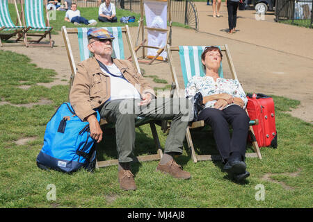 Londra REGNO UNITO. Il 4 maggio 2018. Sunseekers potrete crogiolarvi al sole primaverile nel parco verde di s su un glorioso inizio di weekend festivo che è exected per produrre temperature calde Credito: amer ghazzal/Alamy Live News Foto Stock