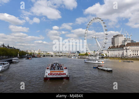 Westminster, Londra, Regno Unito. Il 4 maggio 2018. Il weekend inizia con una giornata calda e soleggiata a Londra. Credito: Matteo Chattle/Alamy Live News Foto Stock