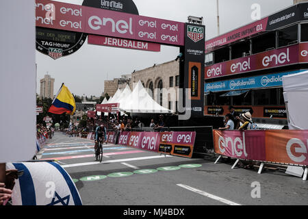 Gerusalemme, Israele. Il 4 maggio, 2018. Un cavaliere attraversa la linea di arrivo del 9.7Km Gerusalemme Cronometro Individuale Fase 1 come la 101st edizione del Giro d'Italia, la corsa rosa ha iniziato oggi a Gerusalemme, storia essendo realizzato con il primo Grand Tour inizia al di fuori dell'Europa. Foto Stock