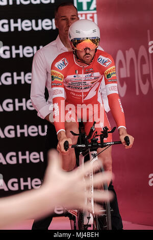 Gerusalemme, Israele. Il 4 maggio, 2018. La 101st edizione del Giro d'Italia, la corsa rosa, inizia oggi a Gerusalemme, storia essendo realizzato con il primo Grand Tour inizia al di fuori dell'Europa. I piloti concorrenti stabiliti per il 9.7Km Gerusalemme Cronometro Individuale Fase 1. Foto Stock