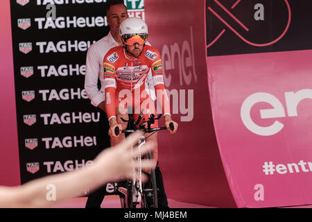 Gerusalemme, Israele. Il 4 maggio, 2018. La 101st edizione del Giro d'Italia, la corsa rosa, inizia oggi a Gerusalemme, storia essendo realizzato con il primo Grand Tour inizia al di fuori dell'Europa. I piloti concorrenti stabiliti per il 9.7Km Gerusalemme Cronometro Individuale Fase 1. Foto Stock