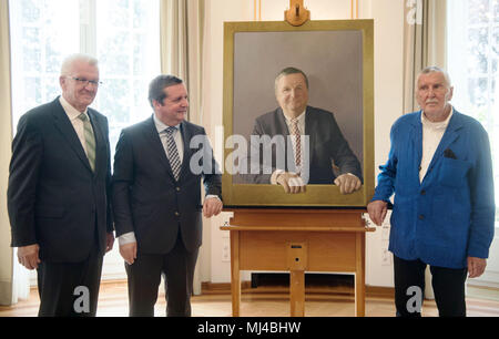 04 maggio 2018, Germania Stoccarda: Winfried Kretschmann dal Partito Verde (L-R), ex premier Baden-Wuerttemberg da Cristiana Unione Democratica (CDU), Stefan Mappus e photorealist Jan Peter Tripp in piedi accanto a Tripp del dipinto di Mappus. Mappus è stata fotografata con il dipinto nella galleria del Baden-Wuerttemberg capo dei governi. Foto: Marijan Murat/dpa Foto Stock