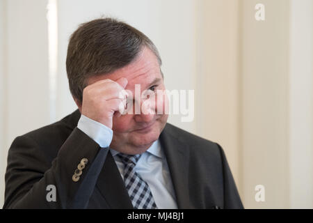 04 maggio 2018, Germania Stoccarda: ex premier Baden-Wuerttemberg da Cristiana Unione Democratica (CDU), Stefan Mappus, fotografati prima della inaugurazione del suo ritratto. Mappus è stata fotografata con il dipinto nella galleria del Baden-Wuerttemberg capo dei governi. Foto: Marijan Murat/dpa Foto Stock