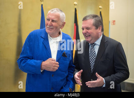 04 maggio 2018, Germania Stoccarda: Photorealist Jan Peter Tripp e ex premier Baden-Wuerttemberg da Cristiana Unione Democratica (CDU), Stefan Mappus (R), parla prima della inaugurazione di una mostra di pittura Mappus dipinta da Tripp. Mappus è stata fotografata con il dipinto nella galleria del Baden-Wuerttemberg capo dei governi. Foto: Marijan Murat/dpa Foto Stock