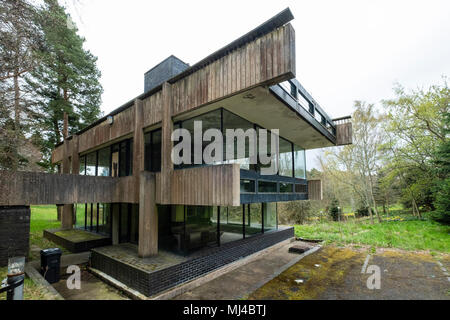 Selkirk, Scotland, Regno Unito. Il 4 maggio 2018. È stata lanciata una campagna per salvare il grado un edificio elencato, ex studio di designer tessile Bernat Klein fuori Selkirk Scottish Borders. Progettato dall'architetto Pietro Womersley è caduto in rovina. Credito: Iain Masterton/Alamy Live News Foto Stock