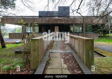 Selkirk, Scotland, Regno Unito. Il 4 maggio 2018. È stata lanciata una campagna per salvare il grado un edificio elencato, ex studio di designer tessile Bernat Klein fuori Selkirk Scottish Borders. Progettato dall'architetto Pietro Womersley è caduto in rovina. Credito: Iain Masterton/Alamy Live News Foto Stock